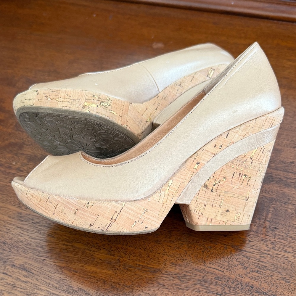 Sofft Tan Wedge Heels with gold flake accents